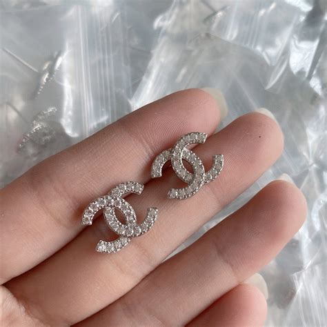 chanel logo earing